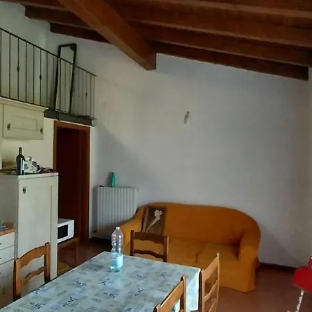 Casa de Férias Schoenes Ferienhaeuschen Gabriele In Ruhiger Lage Mit Pool Olzano