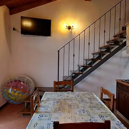 Casa de Férias Schoenes Ferienhaeuschen Gabriele In Ruhiger Lage Mit Pool Olzano
